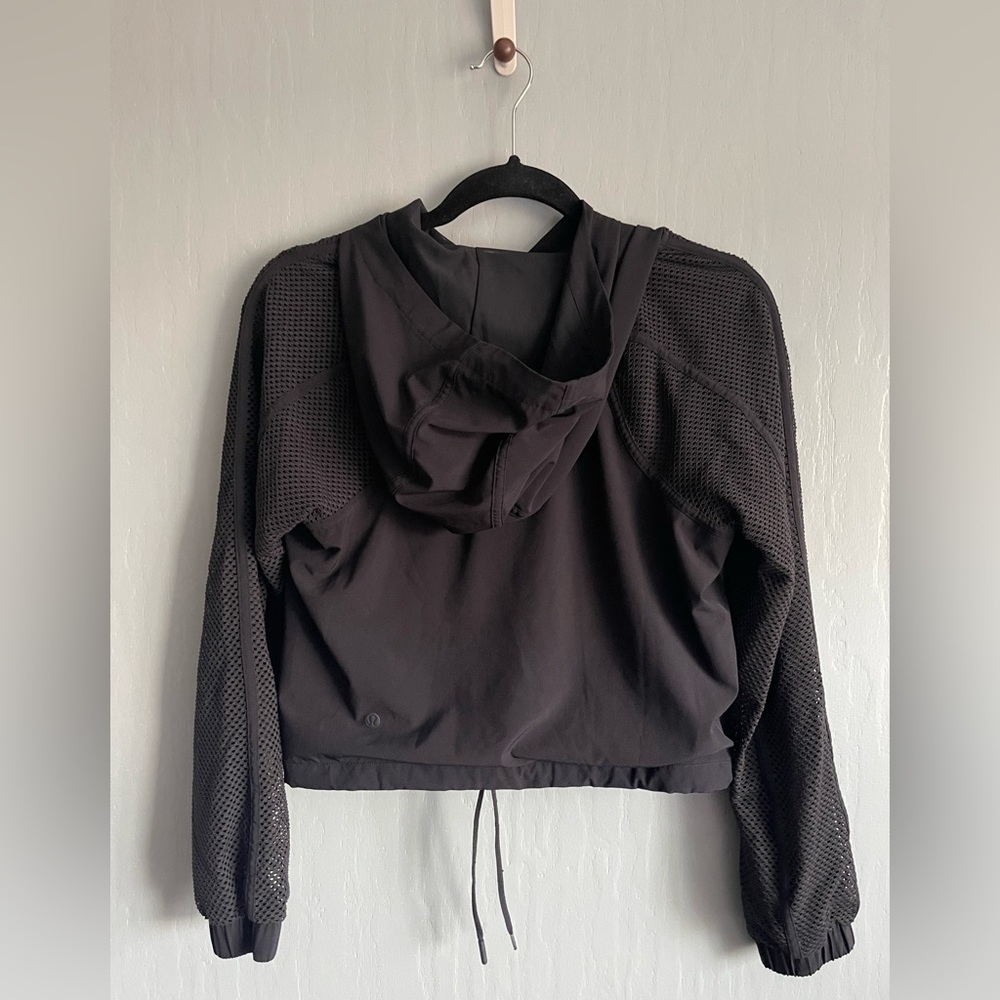 Lululemon Catch a Breeze Black Cropped Pullover Hoodie Fits like Women’s Size 2 - Picture 3 of 14